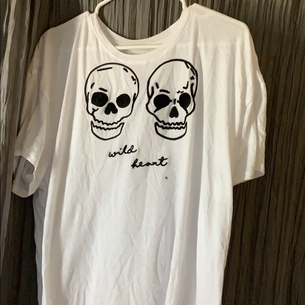 Skull tee 🌷 3/20